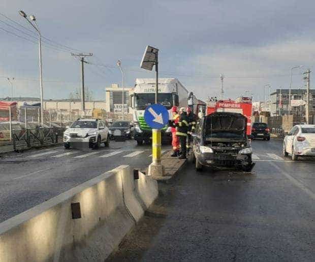 Accident la Pitești. O tânără a făcut atac de panică