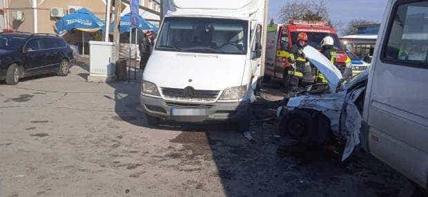 Accident în Argeș cu patru vehicule. Un rănit, de 72 de ani, dus la spital