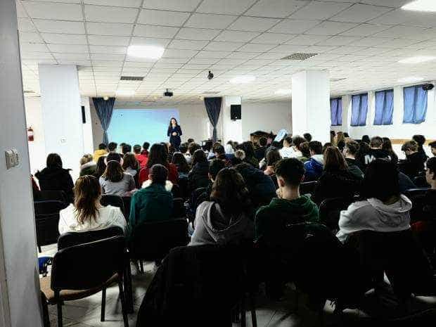 Poliția Argeș i-a învățat pe elevii de la „Odobescu” cum să se apere de hackeri și de hărțuirea pe internet