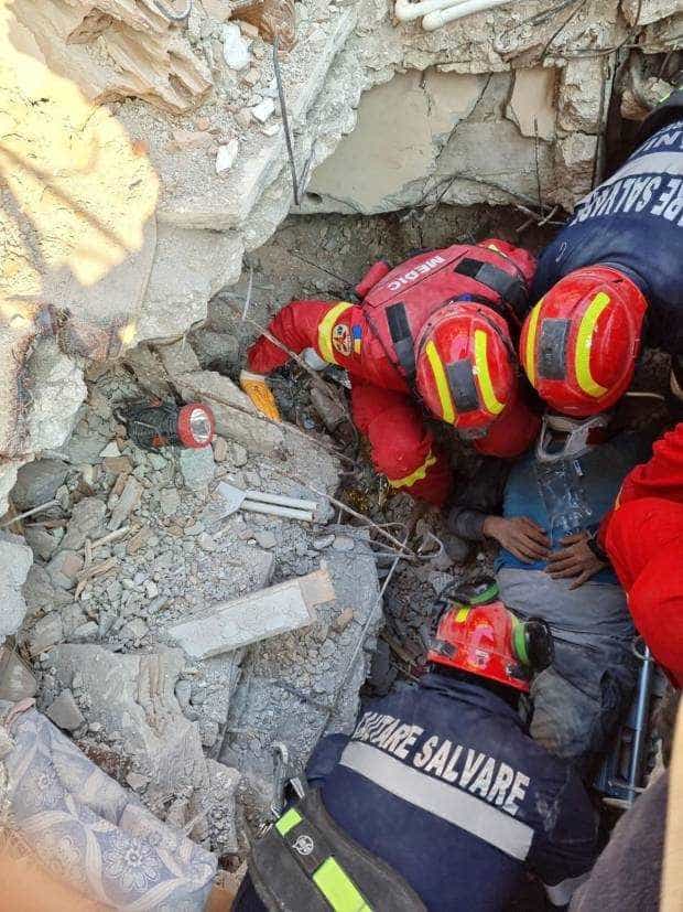 Salvatorii români din Turcia au scos în viață un bărbat de 35 de ani de sub dărâmături