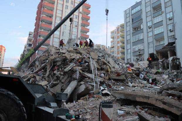 O clădire s-a prăbuşit peste o echipă de salvatori, în Turcia