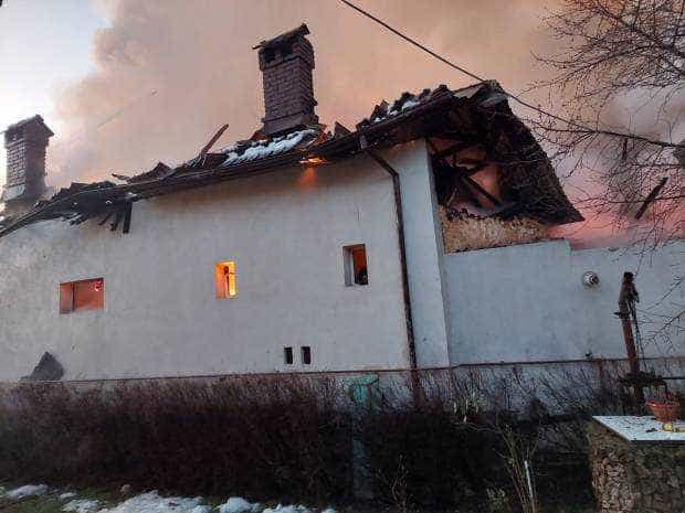 Incendiu la o casă, în Mățău. Intervin pompierii