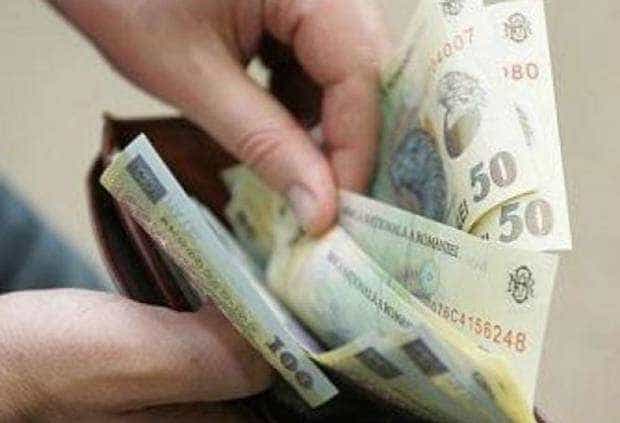 Angajații, obligați să mărească salariile angajaților cu vechime