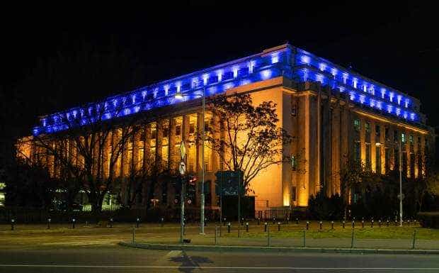 Palatul Victoria, iluminat în culorile drapelului Ucrainei la un an de război
