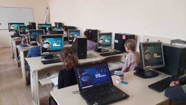 Laboratoare de informatică din Argeș, dotate cu calculatoare recondiționate, de Asociația Ateliere fără Frontiere