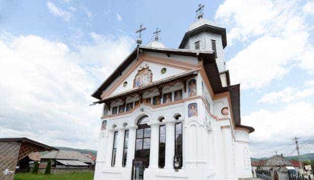 Centenara biserică din Domneştii de Sus şi Parohia „Sfânta Treime” din satul Corbi