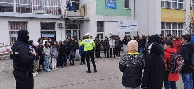 Polițiștii locali și mascații, acțiune într-o școală din Pitești