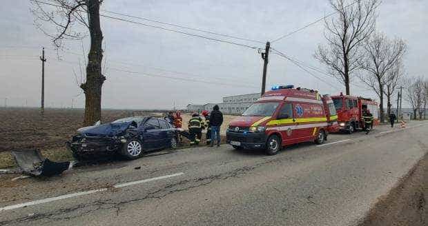 (Video) Accident rutier în Argeș. Un tânăr a fost preluat de ambulanța SMURD