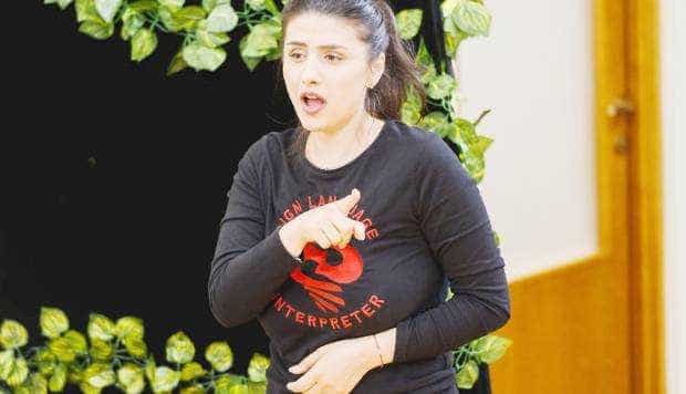 Piteşteanca Lavinia Chiţu joacă teatru în limbajul semnelor la Teatrul de Comedie