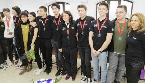 10 elevi formidabili de la „Zinca Golescu” vor reprezenta România la Mondialul de Robotică din SUA!