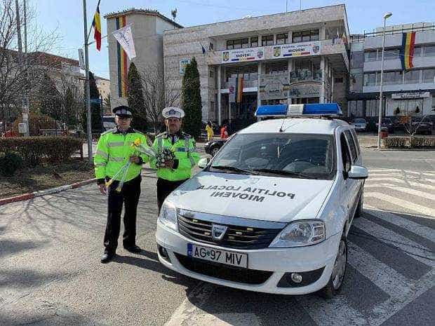 Poliţiştii argeşeni, în misiune plăcută de 8 Martie. Flori, urări şi… pe loc repaus!