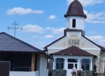 Ceremonie religioasă deosebită în Argeș: așezarea în raclă a veșmântului Sfintei Parascheva de la Iași