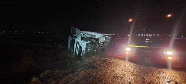 (Video) Accident în Argeș. Un tir cu remorcă s-a răsturnat pe autostradă!