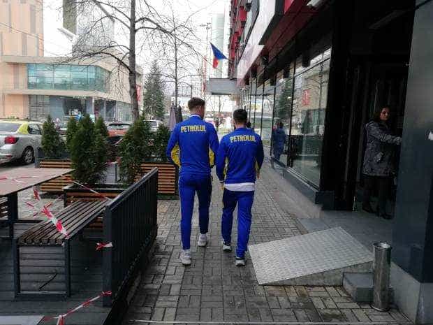 Fotbaliştii de la Petrolul se plimbă prin Piteşti, înaintea meciului cu FC Argeş. „Ce facem, bă, îi batem?”