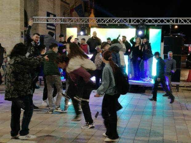 Piteşti. Zeci de tineri dansează în Piaţa Primăriei!