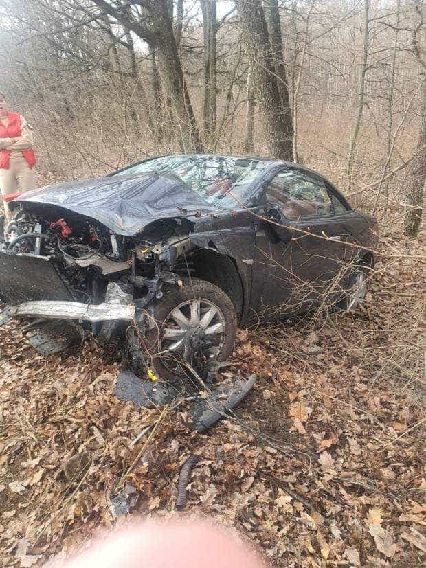 O tânără șoferiță și-a făcut praf mașina
