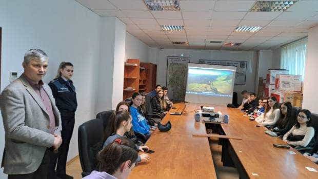 Elevi din Argeș care vor să devină polițiști. De Ziua Carierei, i-au vizitat pe criminaliști