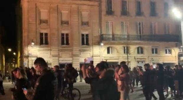 Proteste violente în Franța, împotriva majorării vârstei de pensionare. Manifestanții au dat foc ușii primăriei din Bordeaux