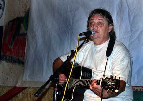 23 Martie 1949: S-a născut Mircea Vintilă, fondator al grupului de muzică  folk „Pasărea Colibri”