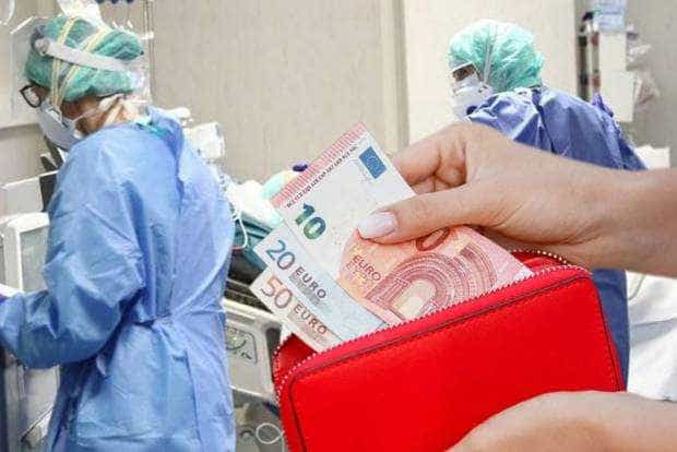 Șefă într-un mare spital, dormea pe pernele burdușite cu bani