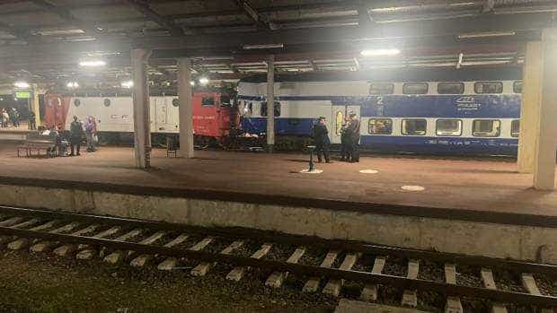 O locomotivă a lovit un tren cu călători chiar în gară
