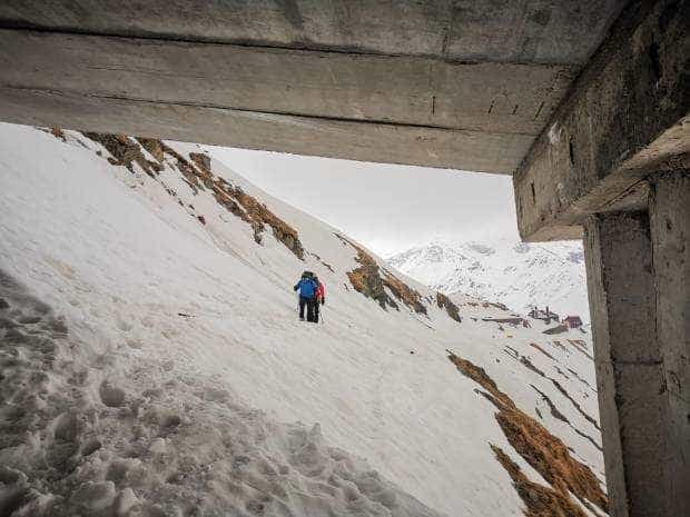 Argeș. Turist speriat de o curgere a zăpezii, salvat de salvamontiști 