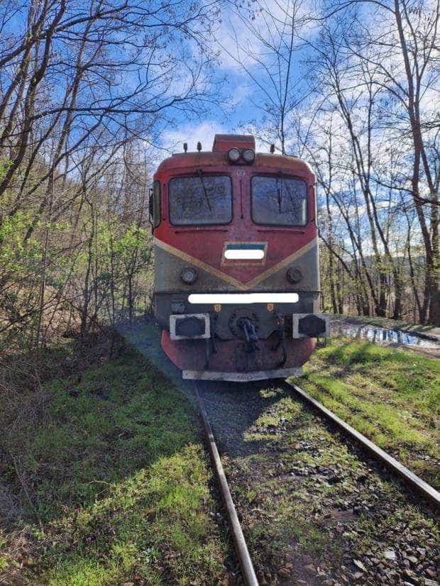 Locomotiva unui tren de marfă încărcat cu cărbune a deraiat, în Vâlcea