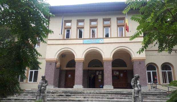 Dacă vor să primească banii cuveniţi, angajaţii de la Palatul Copiilor trebuie să… plătească