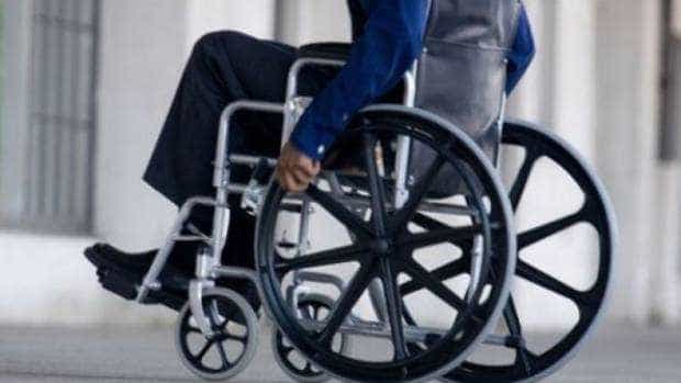 Un bărbat care cerșea într-un scaun cu rotile a fost „vindecat” de polițiști