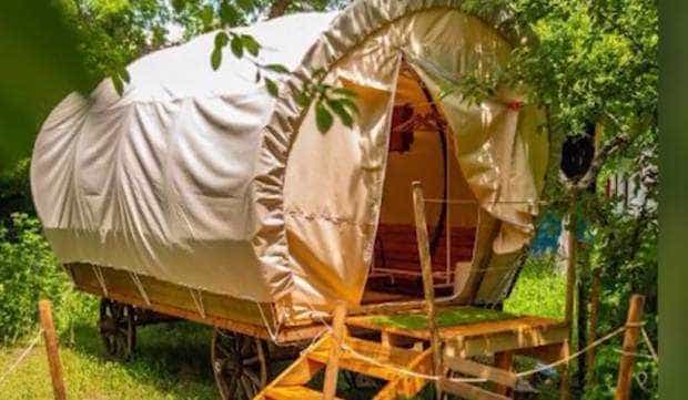 Vacanța de Paște petrecută într-o căruță. Cât costă o noapte de cazare
