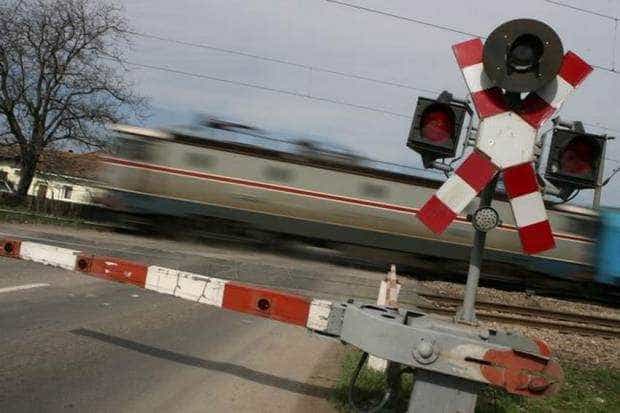Doi șoferi, prinși la Bradu când traversau calea ferată cu barierele în coborâre! I-a costat scump!