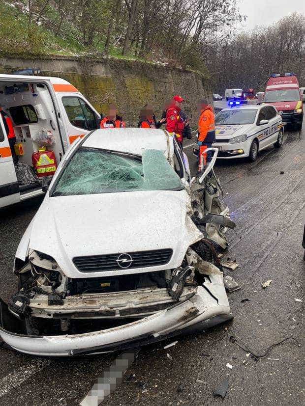 Accident pe DN 7, la Dedulești, cu mai mulți răniți! Un tir a lovit un autoturism