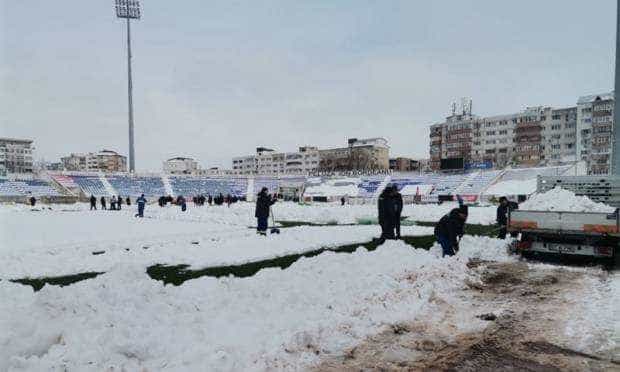 Deținuții ajută la deszăpezirea stadionului pentru partida dintre FC Botoșani și FC Argeș