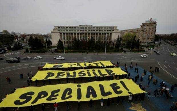 Protest la guvern. Banner de 30 de metri cu mesajul ”Tăiați pensiile speciale” 