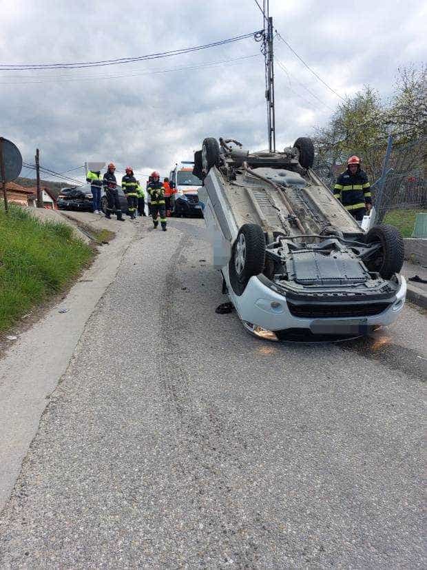 Accident în Argeș. O mașină a ajuns cu roțile-n sus