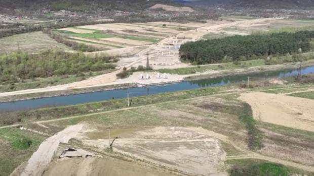 Autostrada Sibiu – Pitești. Imagini cu lotul 5, „plin” cu stâlpi de electricitate
