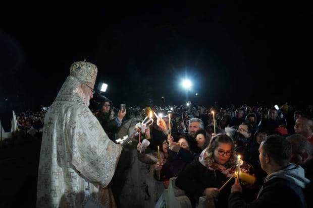 Credincioși din toate colțurile țării au primit Sfânta Lumină la Catedrala Arhiepiscopală din Curtea de Argeș