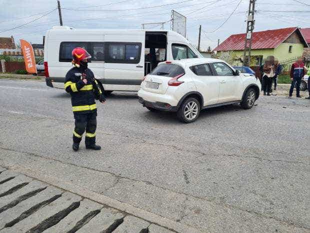 Accident la Ștefănești. Un microbuz a intrat în coliziune cu un autoturism