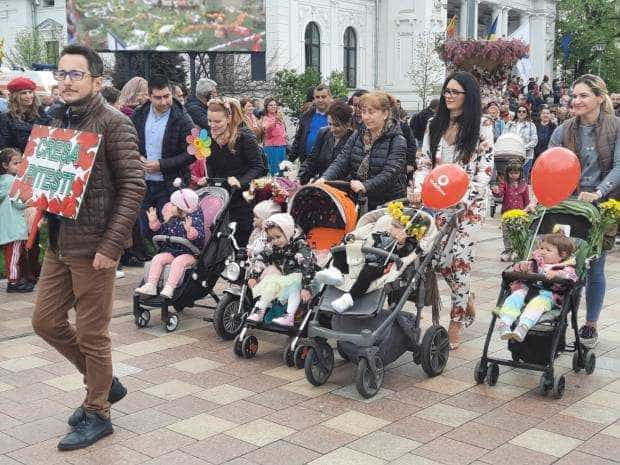 Mămici cu bebeluși, la parada Simfoniei Lalelelor