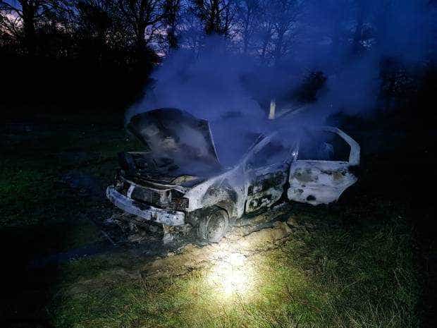 O mașină blocată în noroi a luat  foc la Domnești