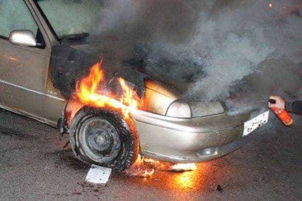 Un autoturism cu instalație GPL a luat foc la Bradu