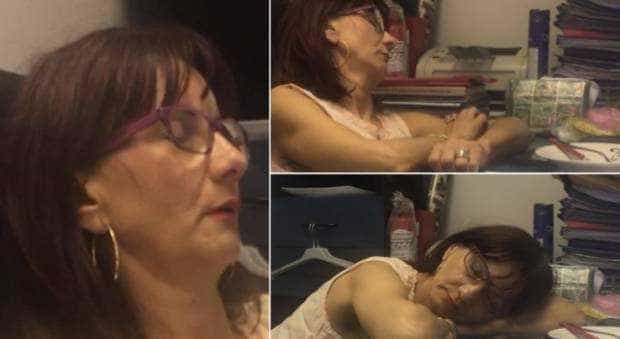 Angajată la stat, cu salariu de 8 mii de lei, filmată în timp ce doarme cu capul pe birou