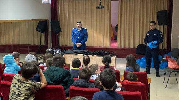 Elevii din județul Argeș au primit vizita jandarmilor argeșeni