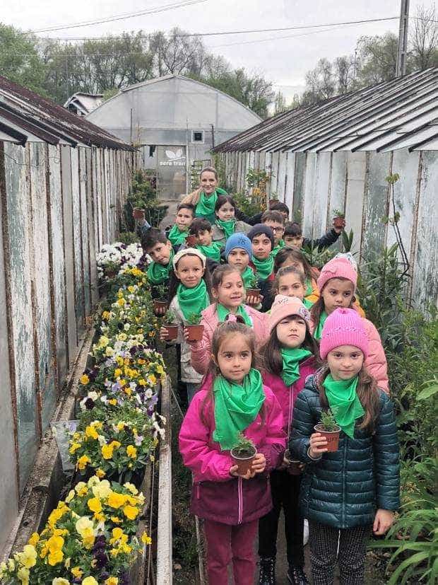 Elevii din Pitești iau lecții despre flori în „Săptămâna verde”