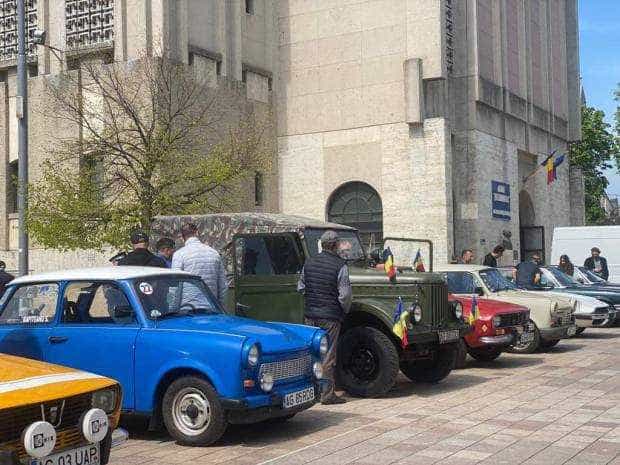 Peste 30 de mașini atestate istoric, parcate în Piața Primăriei Pitești