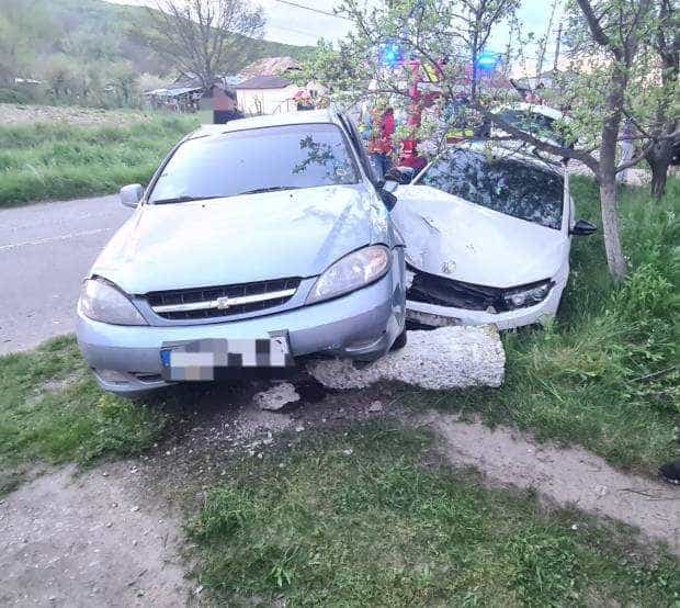 Accident în Argeș. Persoană cu traumatism la ceafă și spate 