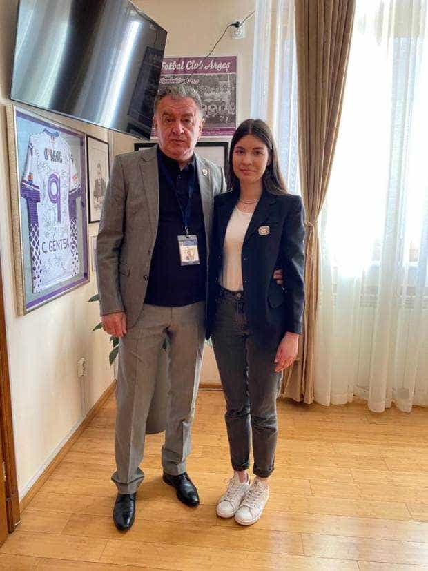 O tânără va fi azi „primar pentru o zi”, la Pitești