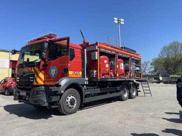 O autospecială de stingere cu pulbere a intrat în dotarea ISU Argeș