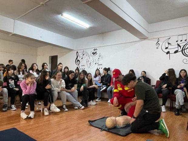 Zeci de elevi din Pitești au învățat tehnici de prim ajutor