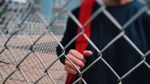 Un elev a fost reținut după ce și-a șantajat un coleg să nu-l bată